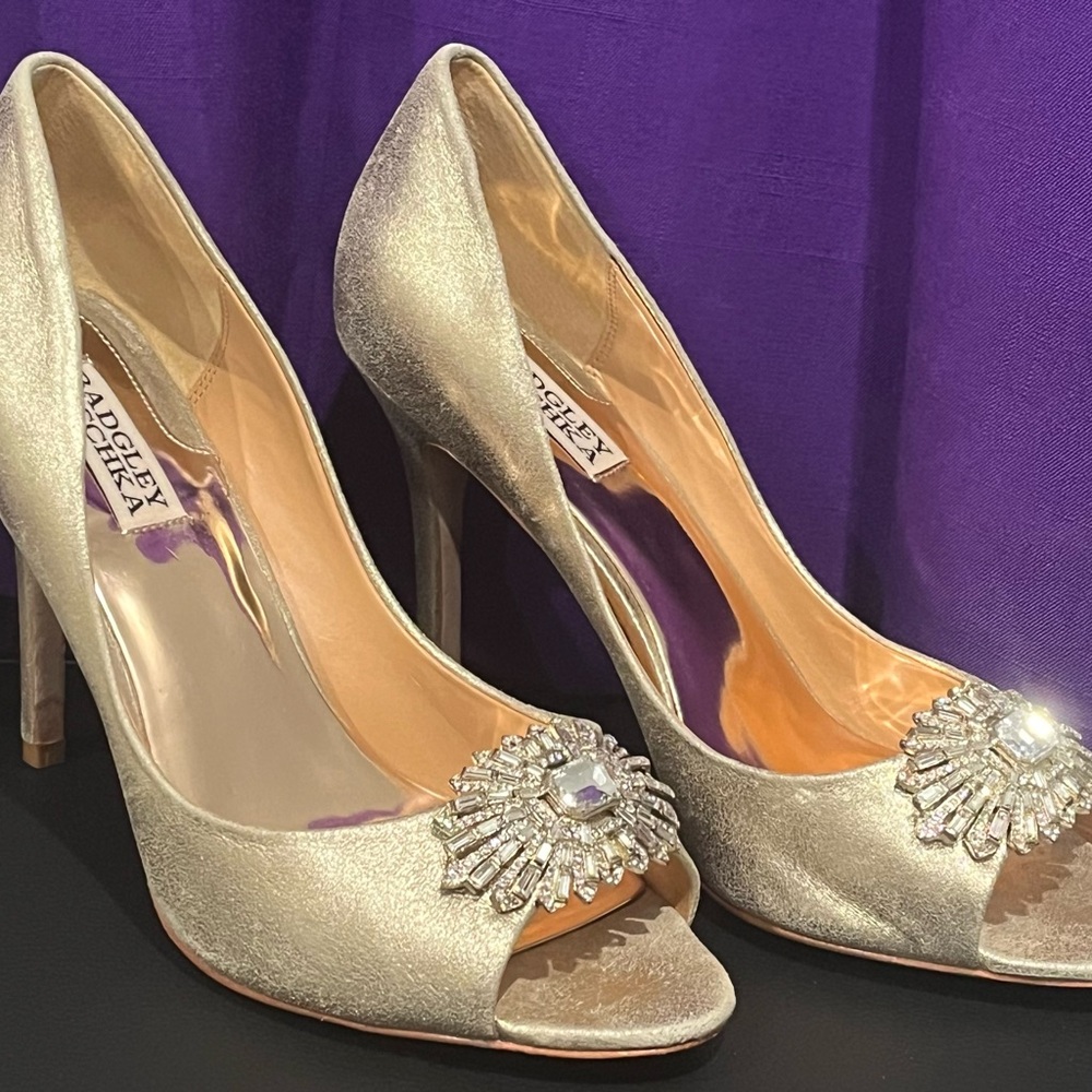 💃 Badgley Mischka Gold Ultrasuede Rhinestones Pumps. Great Condition!! RT19 👠